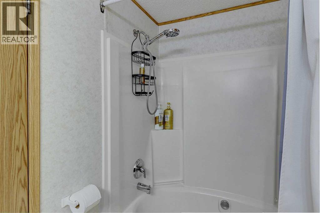 10914 96 Street, Clairmont, AB - Indoor Photo Showing Bathroom