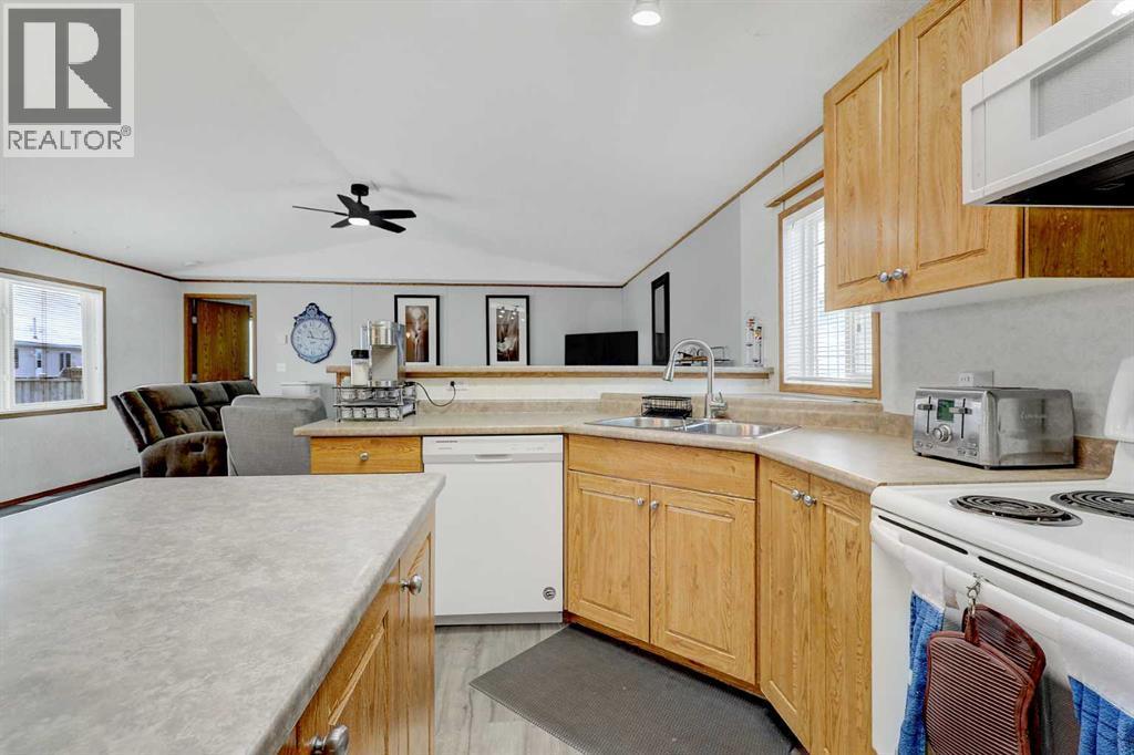 10914 96 Street, Clairmont, AB - Indoor Photo Showing Kitchen With Double Sink