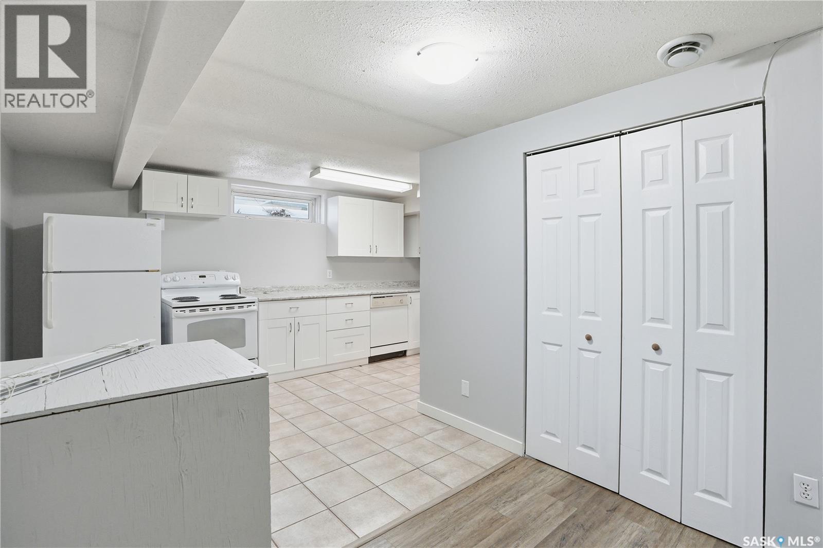 1910 Ewart Avenue, Saskatoon, SK - Indoor Photo Showing Kitchen