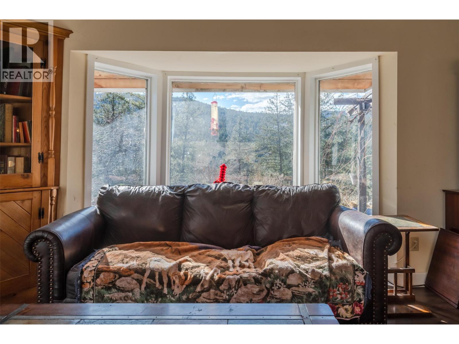 22797 Garnet Valley Road, Summerland, BC - Indoor Photo Showing Living Room