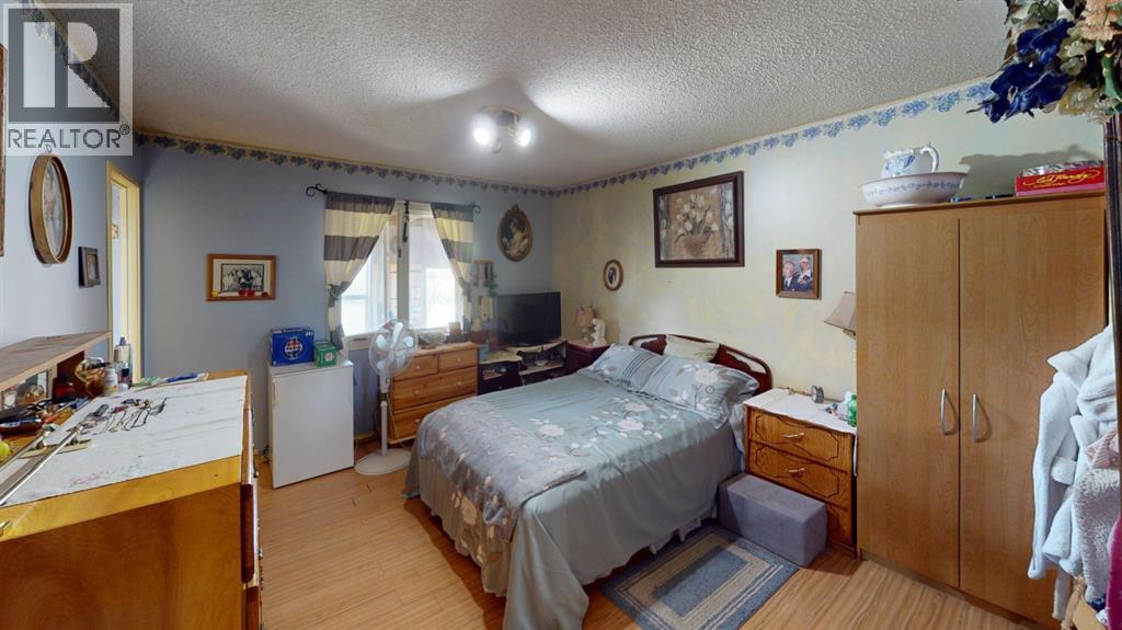 219 181043 Hwy 550 Drive, Rural Newell, County Of, AB - Indoor Photo Showing Bedroom
