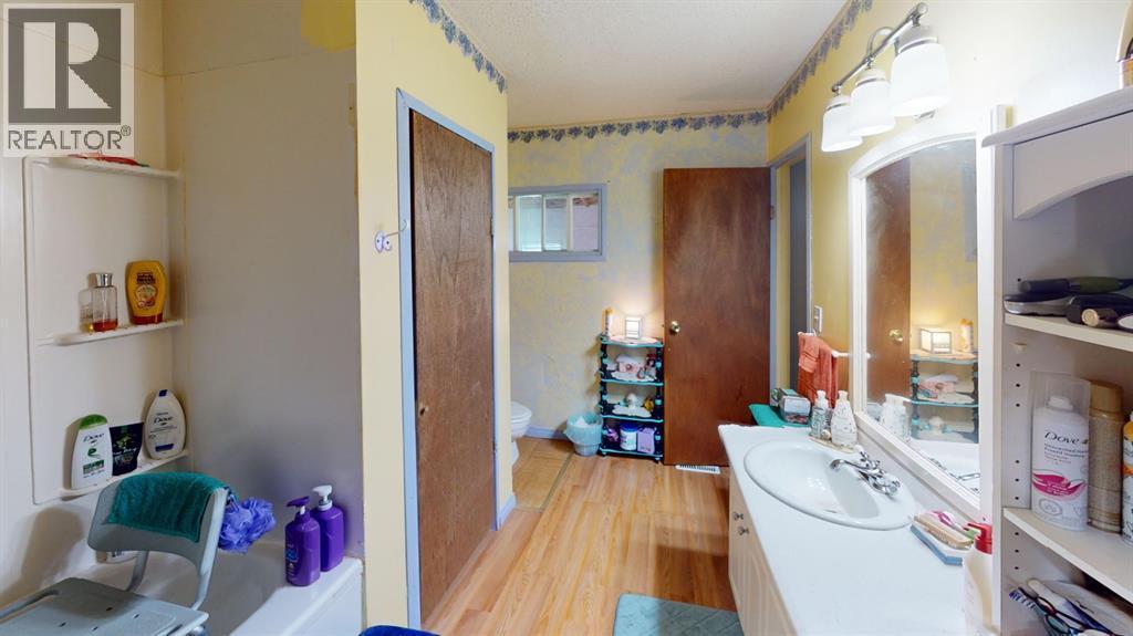 219 181043 Hwy 550 Drive, Rural Newell, County Of, AB - Indoor Photo Showing Bathroom