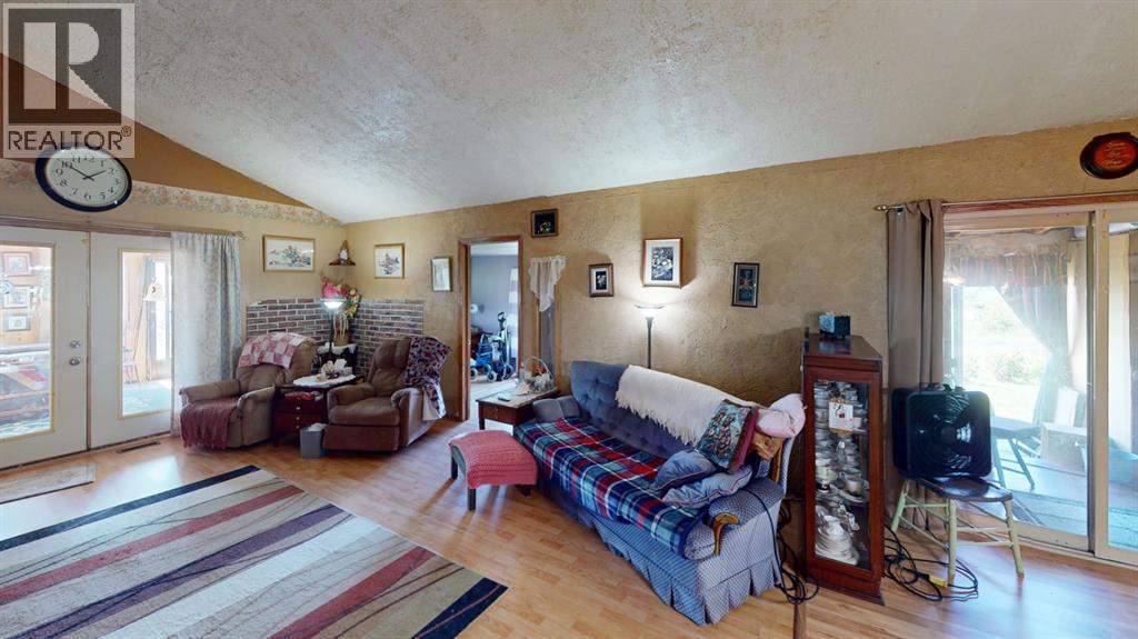 219 181043 Hwy 550 Drive, Rural Newell, County Of, AB - Indoor Photo Showing Living Room