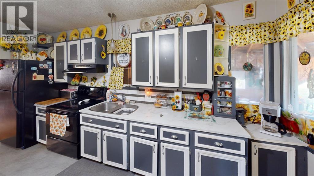 219 181043 Hwy 550 Drive, Rural Newell, County Of, AB - Indoor Photo Showing Kitchen