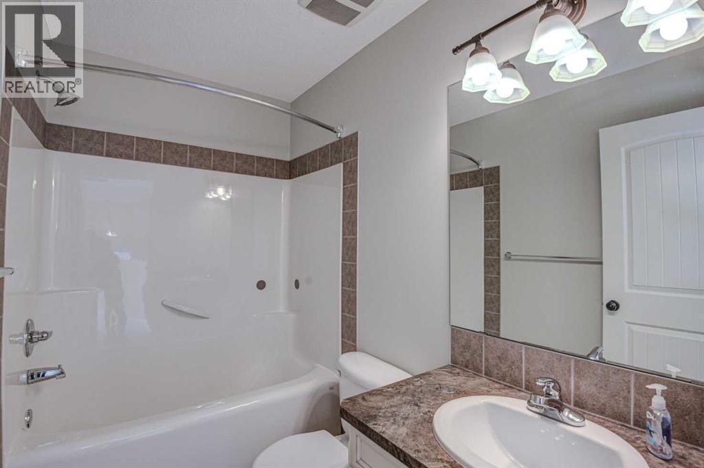 40 Prestwick Manor Se, Calgary, AB - Indoor Photo Showing Bathroom