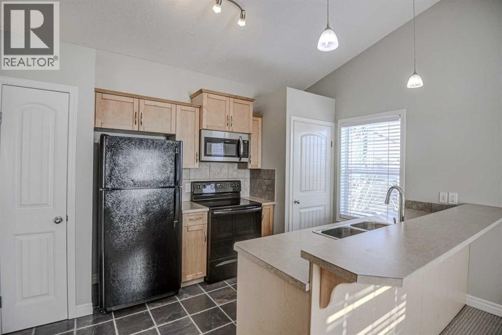 40 Prestwick Manor Se, Calgary, AB - Indoor Photo Showing Kitchen With Double Sink