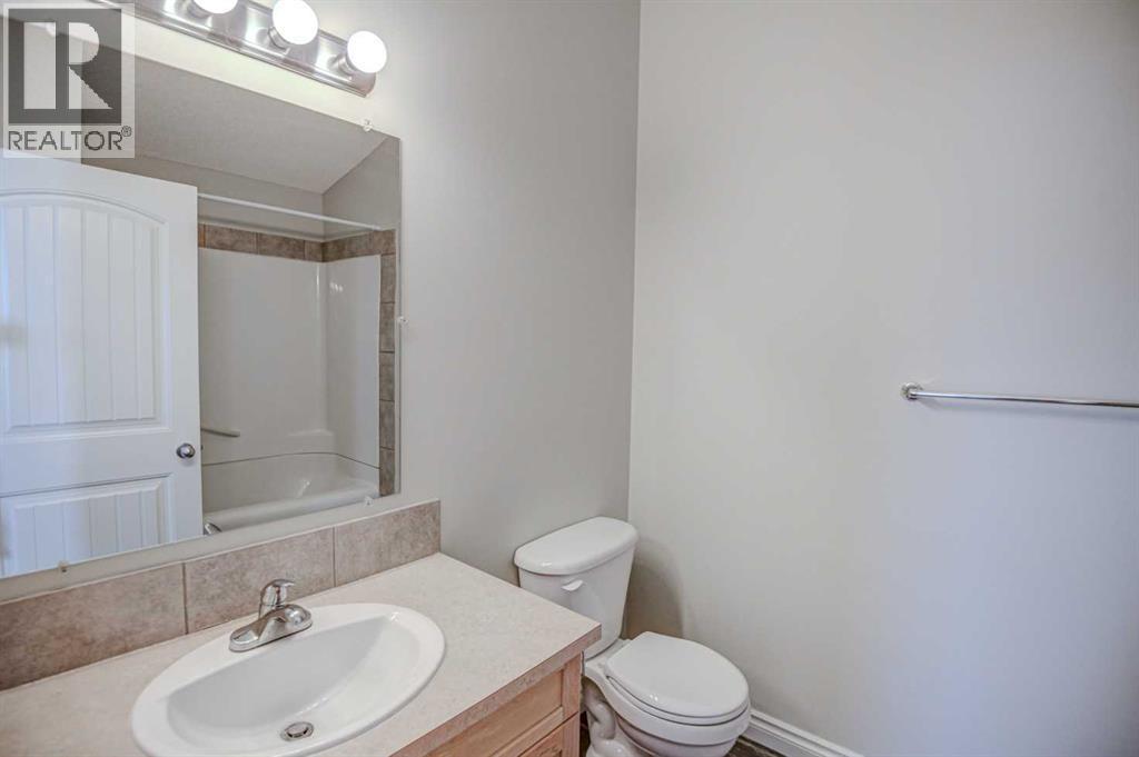 40 Prestwick Manor Se, Calgary, AB - Indoor Photo Showing Bathroom