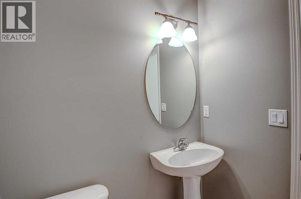 40 Prestwick Manor Se, Calgary, AB - Indoor Photo Showing Bathroom