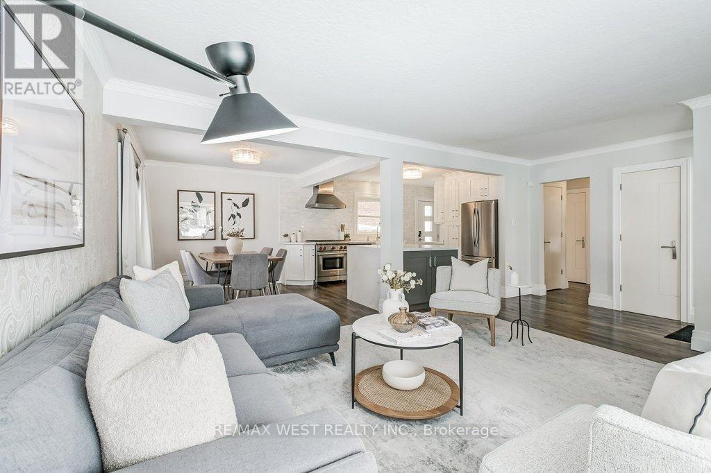 195 Berry Road, Toronto, ON - Indoor Photo Showing Living Room