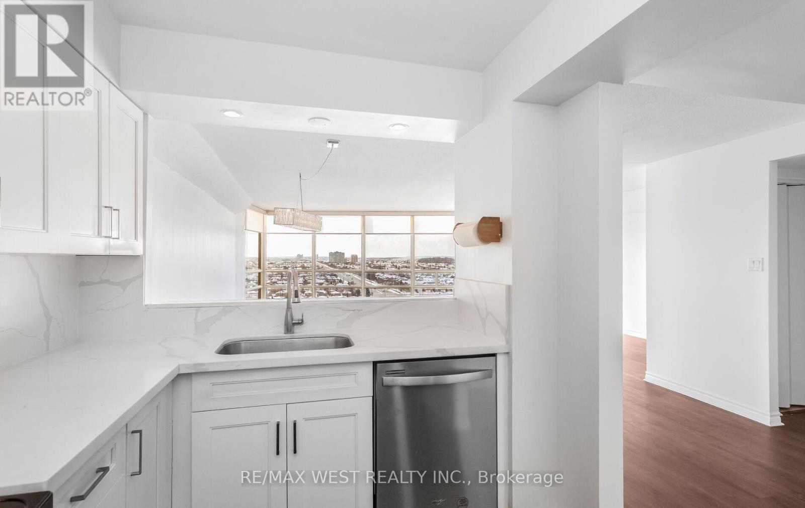 1510 - 50 Eglinton Avenue W, Mississauga, ON - Indoor Photo Showing Kitchen