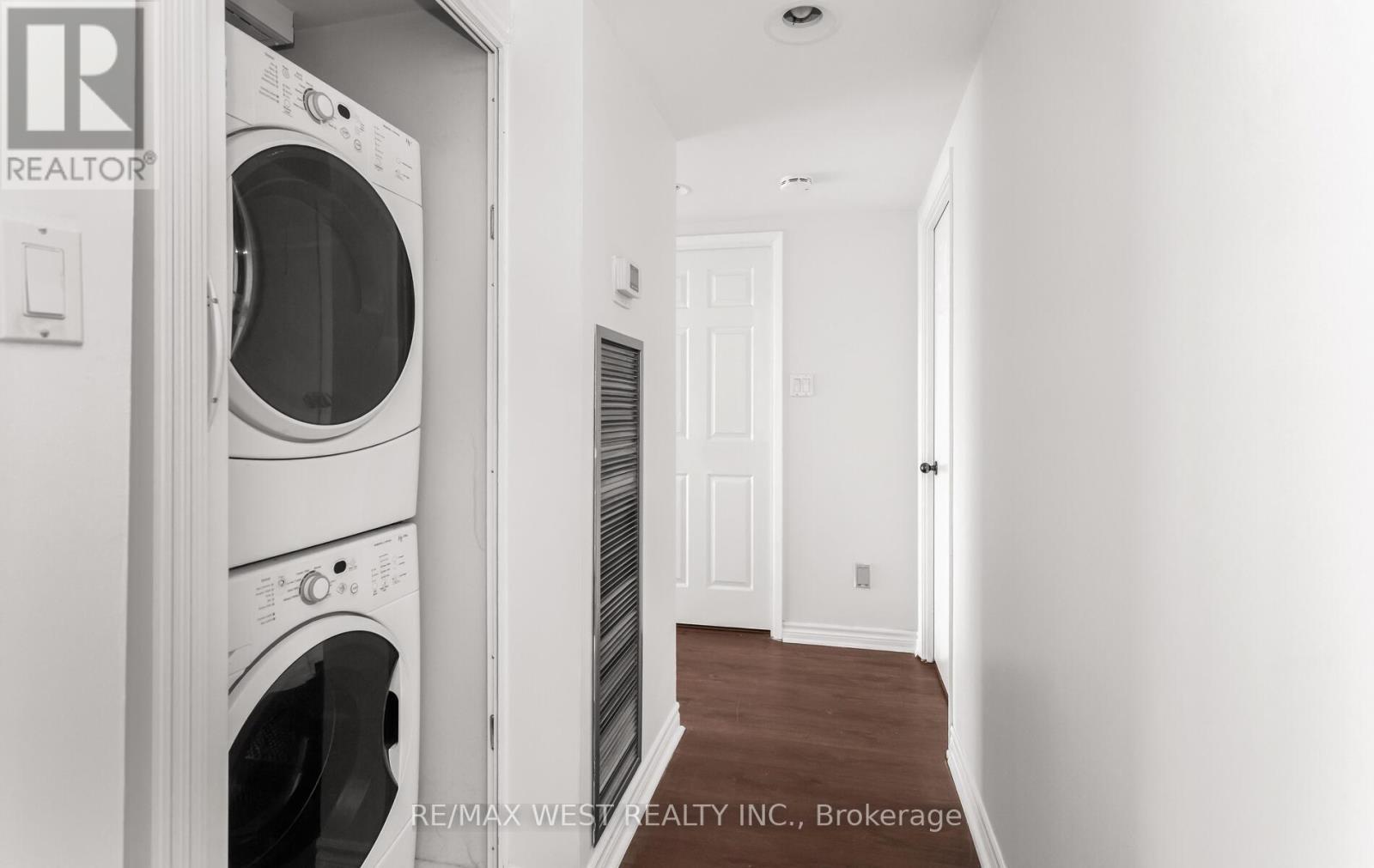 1510 - 50 Eglinton Avenue W, Mississauga, ON - Indoor Photo Showing Laundry Room