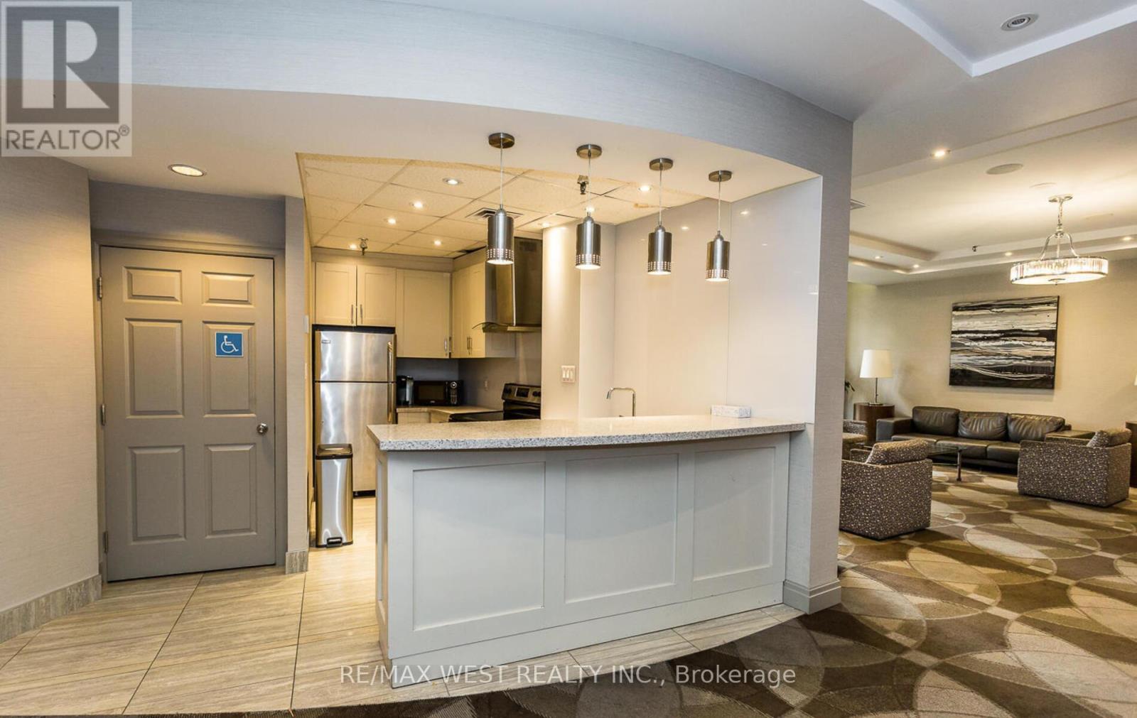 1510 - 50 Eglinton Avenue W, Mississauga, ON - Indoor Photo Showing Kitchen