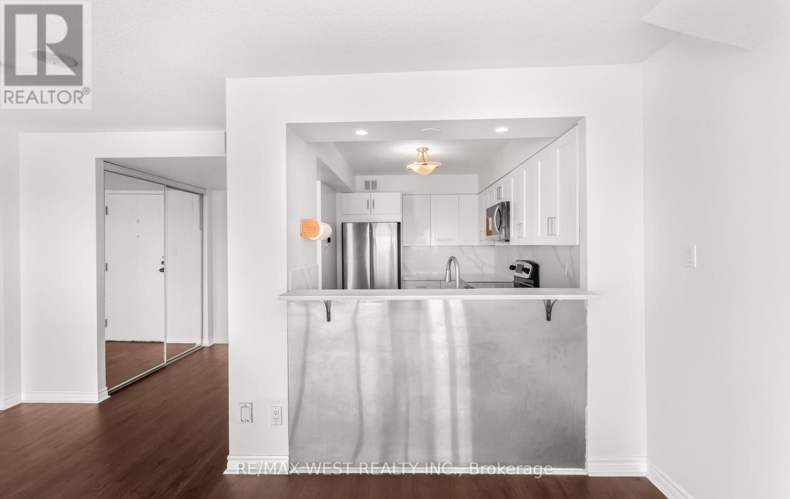 1510 - 50 Eglinton Avenue W, Mississauga, ON - Indoor