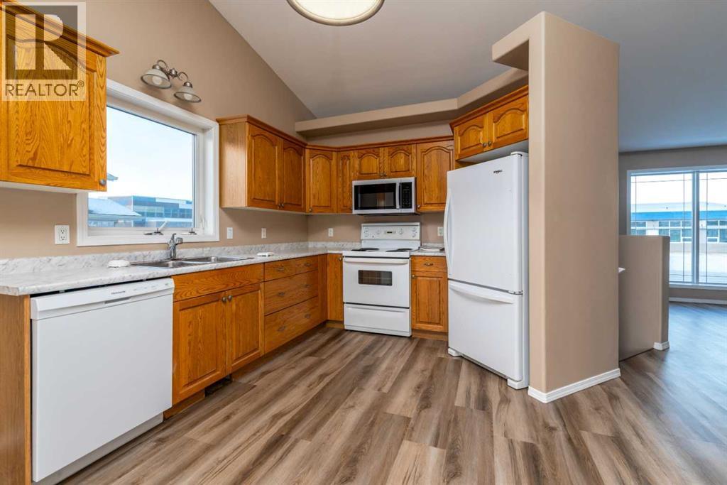 6519 35 Street, Lloydminster, AB - Indoor Photo Showing Kitchen With Double Sink