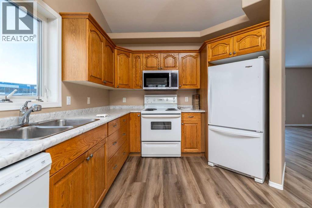 6519 35 Street, Lloydminster, AB - Indoor Photo Showing Kitchen With Double Sink