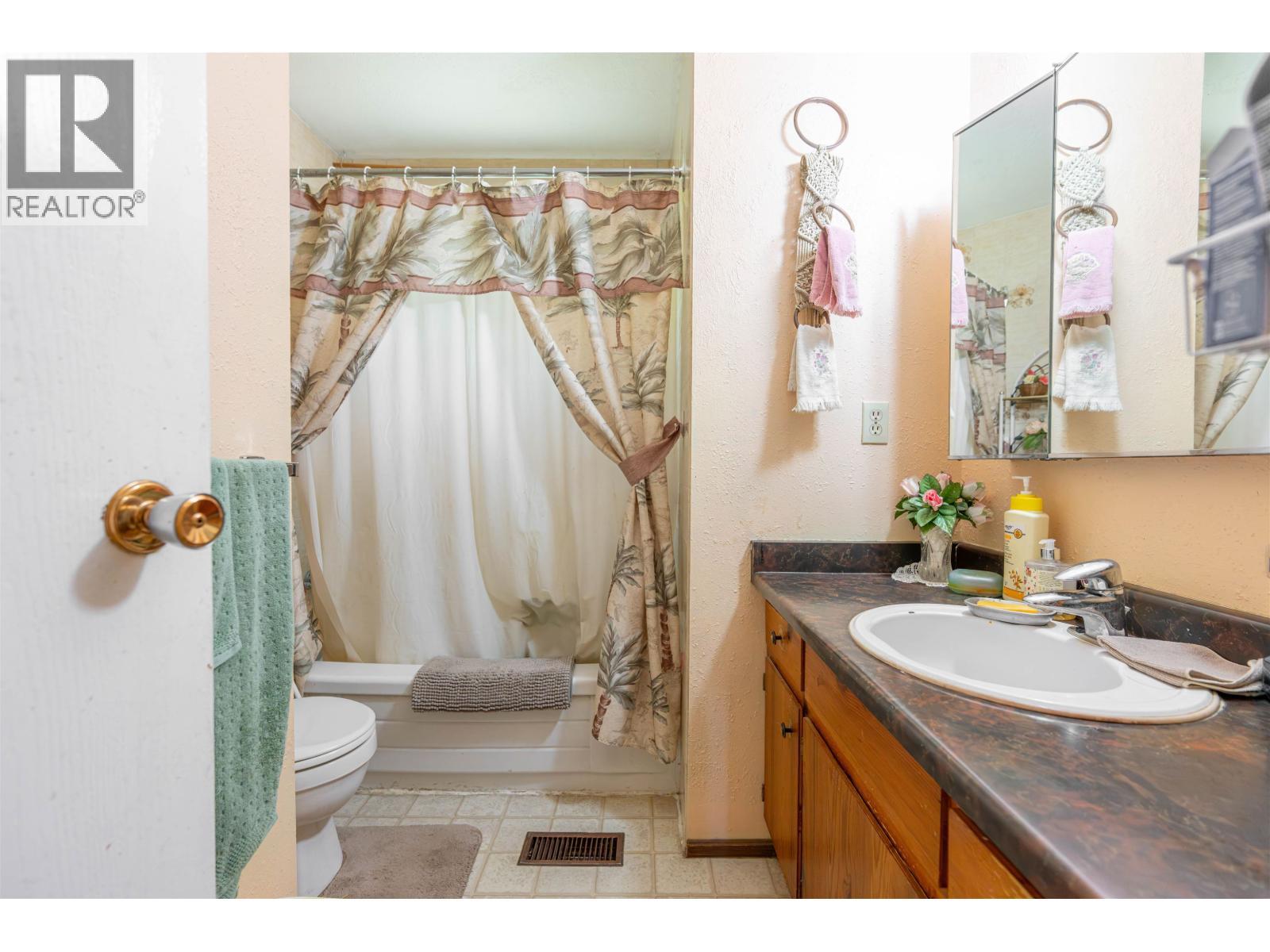 2586 Moss Avenue, Prince George, BC - Indoor Photo Showing Bathroom