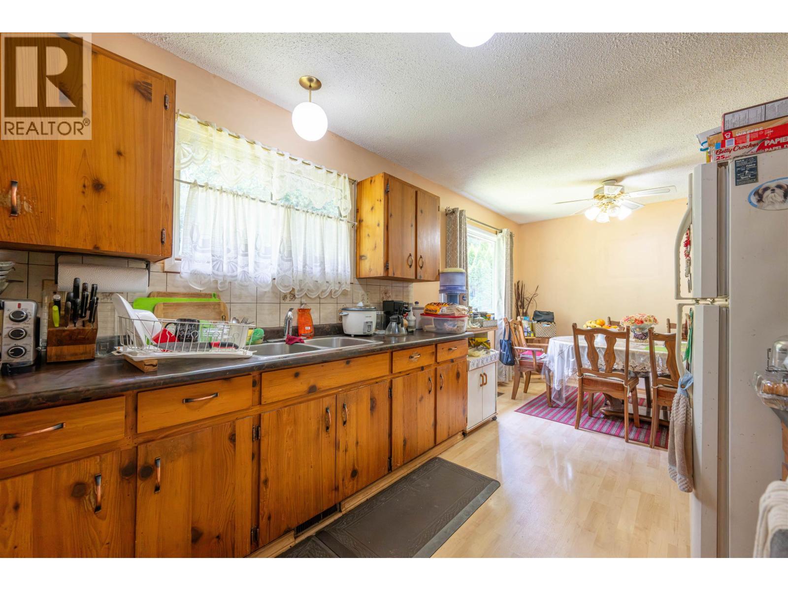 2586 Moss Avenue, Prince George, BC - Indoor Photo Showing Kitchen With Double Sink