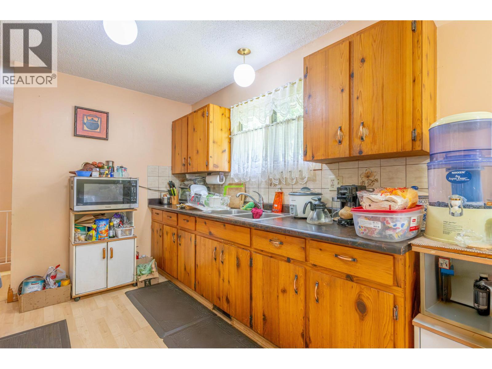 2586 Moss Avenue, Prince George, BC - Indoor Photo Showing Kitchen With Double Sink