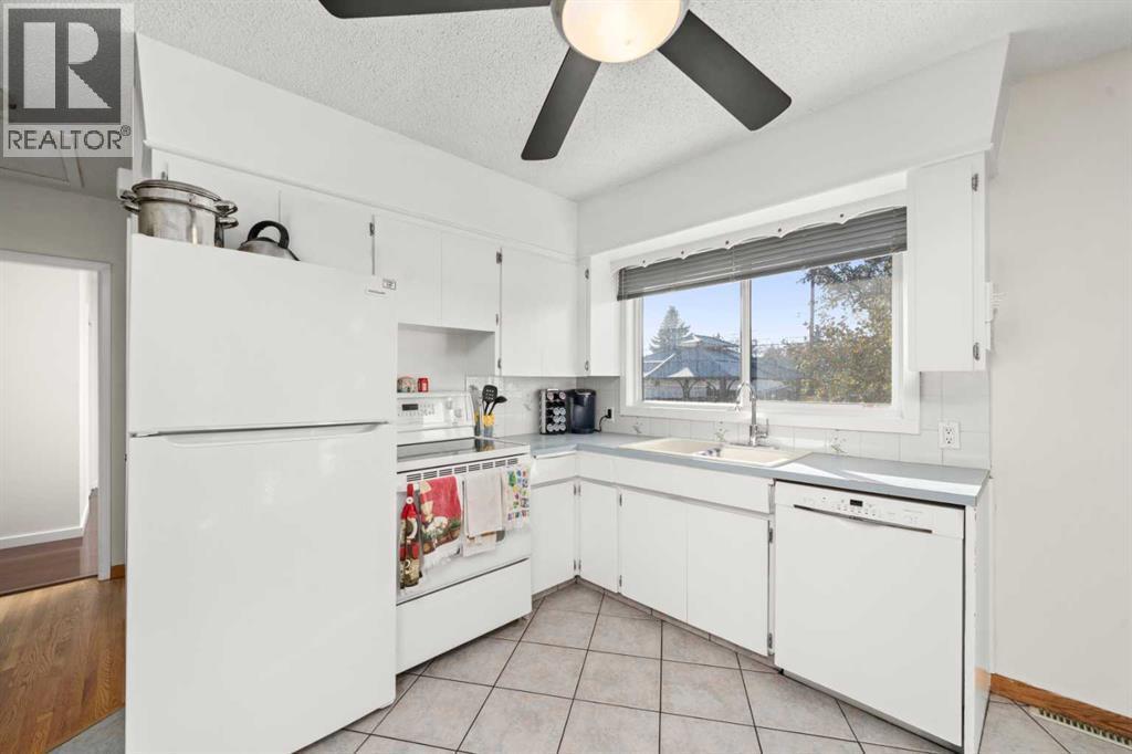 2219 40 Street Se, Calgary, AB - Indoor Photo Showing Kitchen