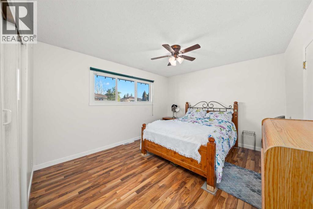 2219 40 Street Se, Calgary, AB - Indoor Photo Showing Bedroom