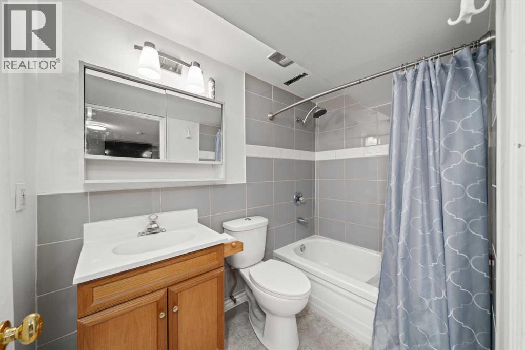 2219 40 Street Se, Calgary, AB - Indoor Photo Showing Bathroom