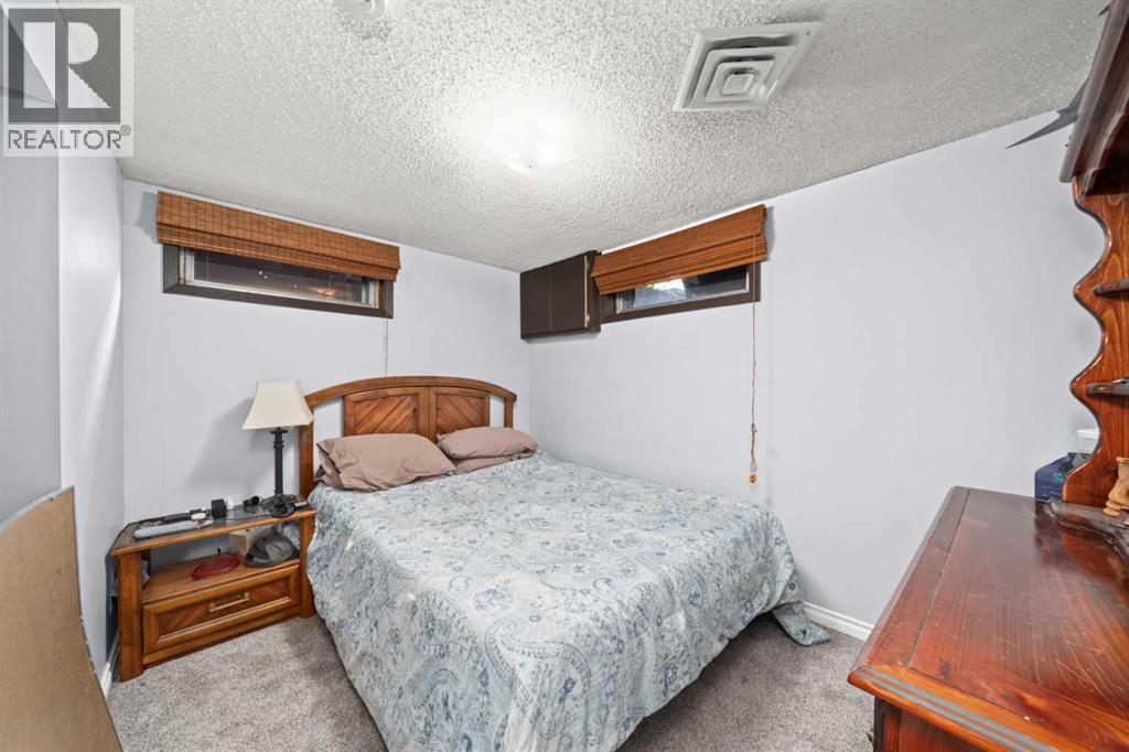 2219 40 Street Se, Calgary, AB - Indoor Photo Showing Bedroom