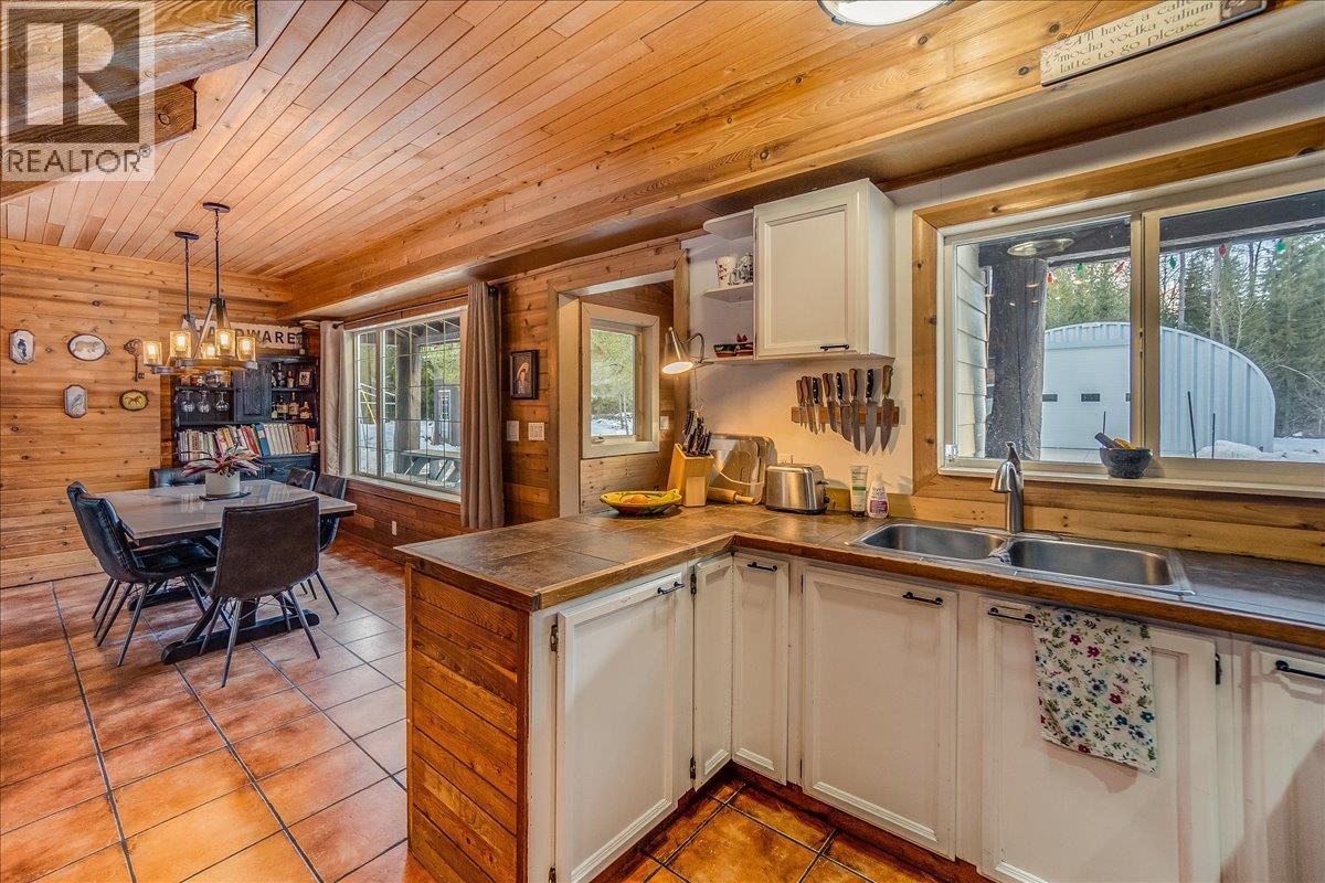 4453 Passmore Upper Road, Passmore, BC - Indoor