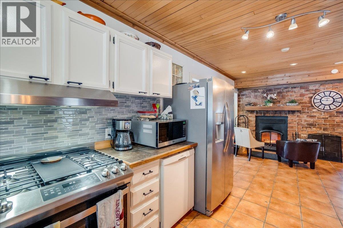 4453 Passmore Upper Road, Passmore, BC - Indoor Photo Showing Kitchen