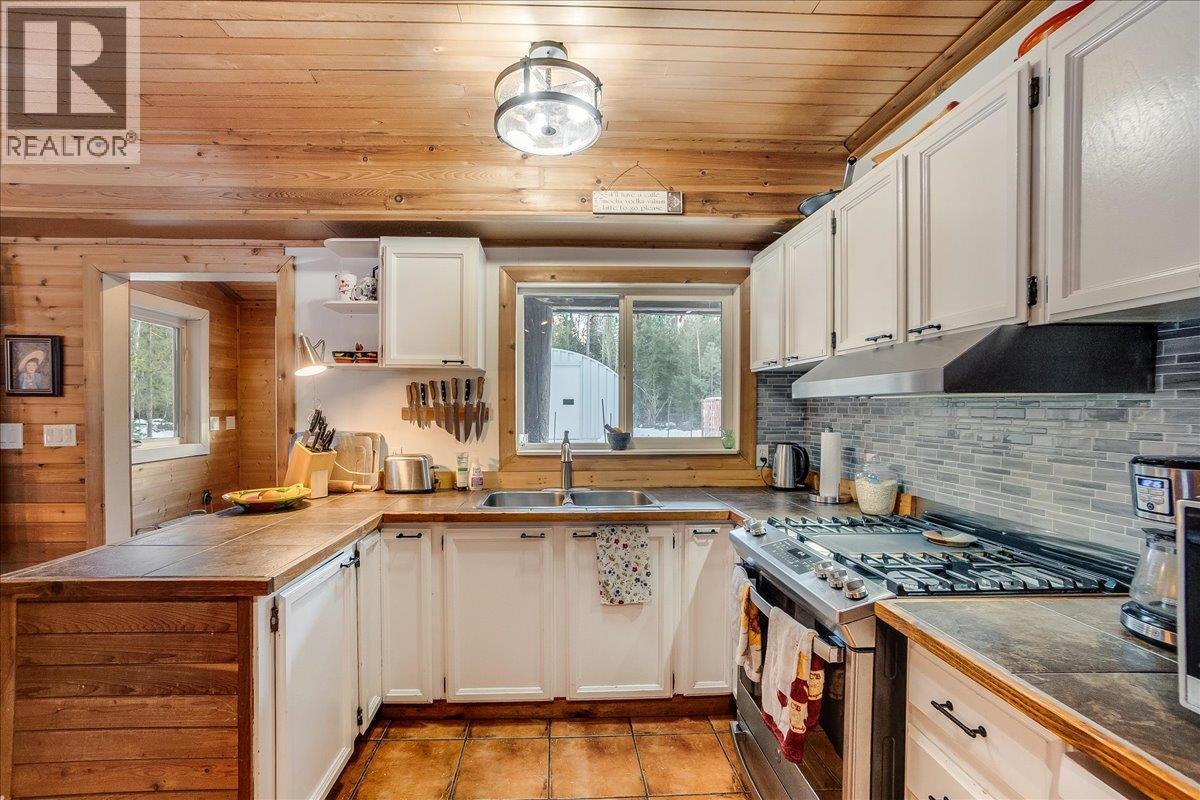 4453 Passmore Upper Road, Passmore, BC - Indoor Photo Showing Kitchen With Double Sink