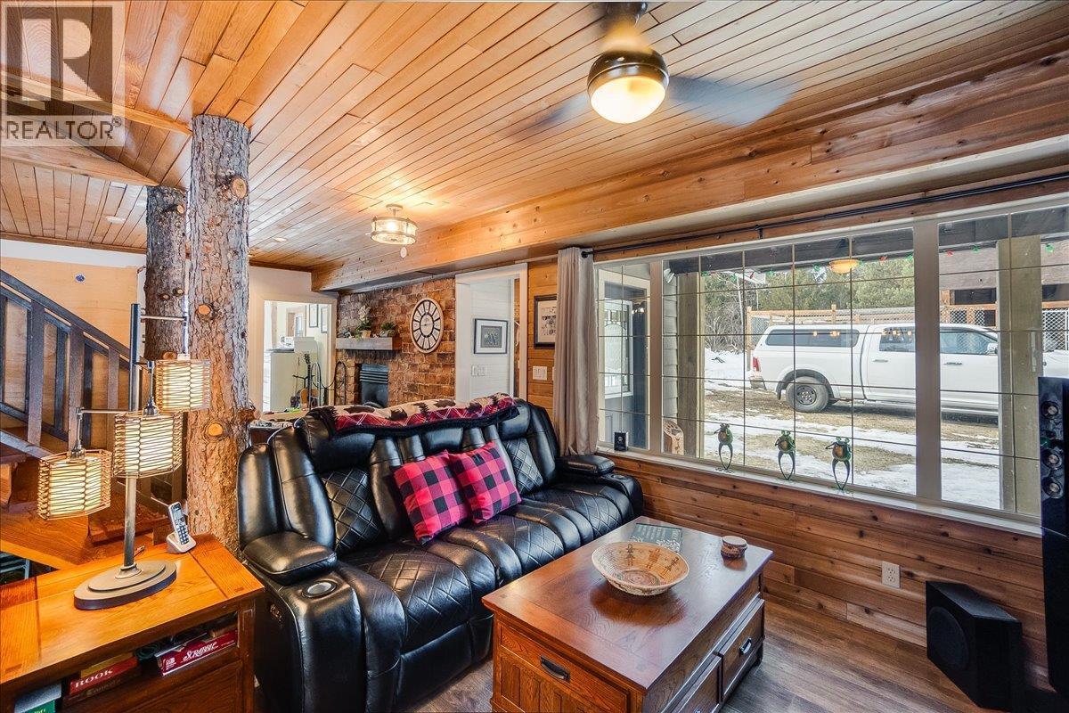 4453 Passmore Upper Road, Passmore, BC - Indoor