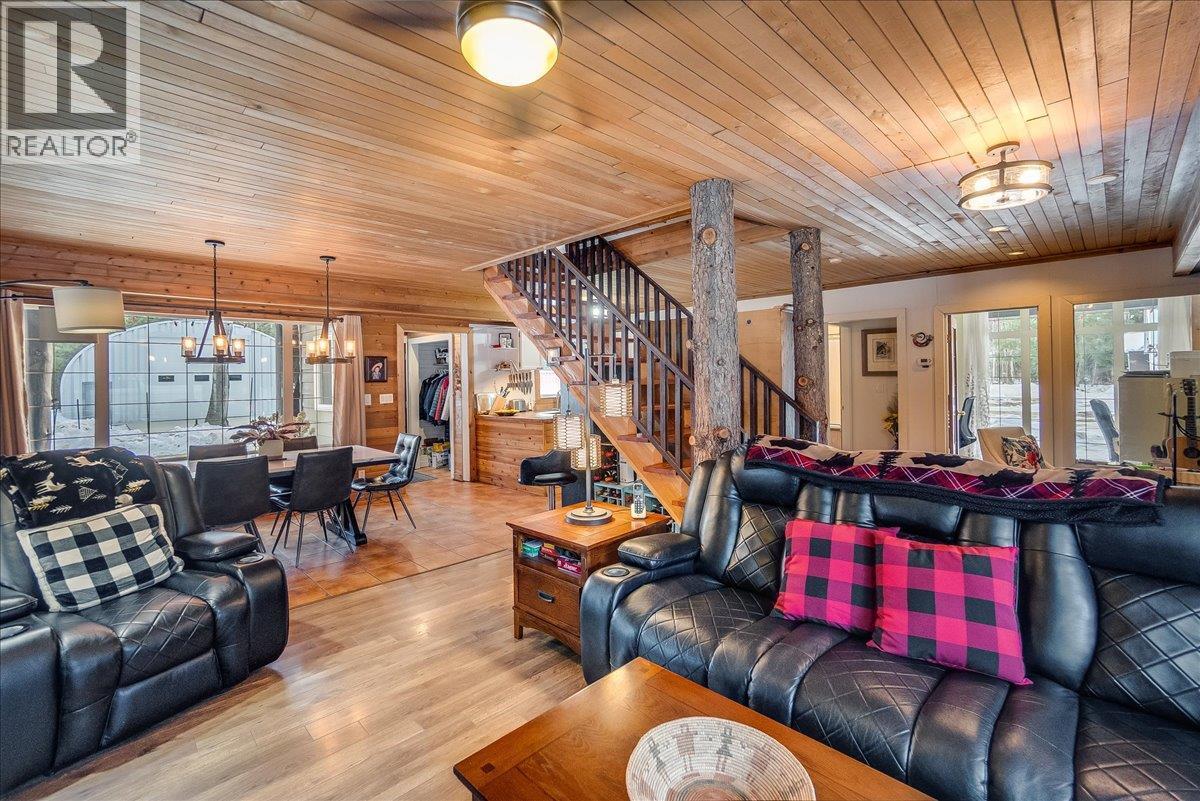 4453 Passmore Upper Road, Passmore, BC - Indoor Photo Showing Living Room