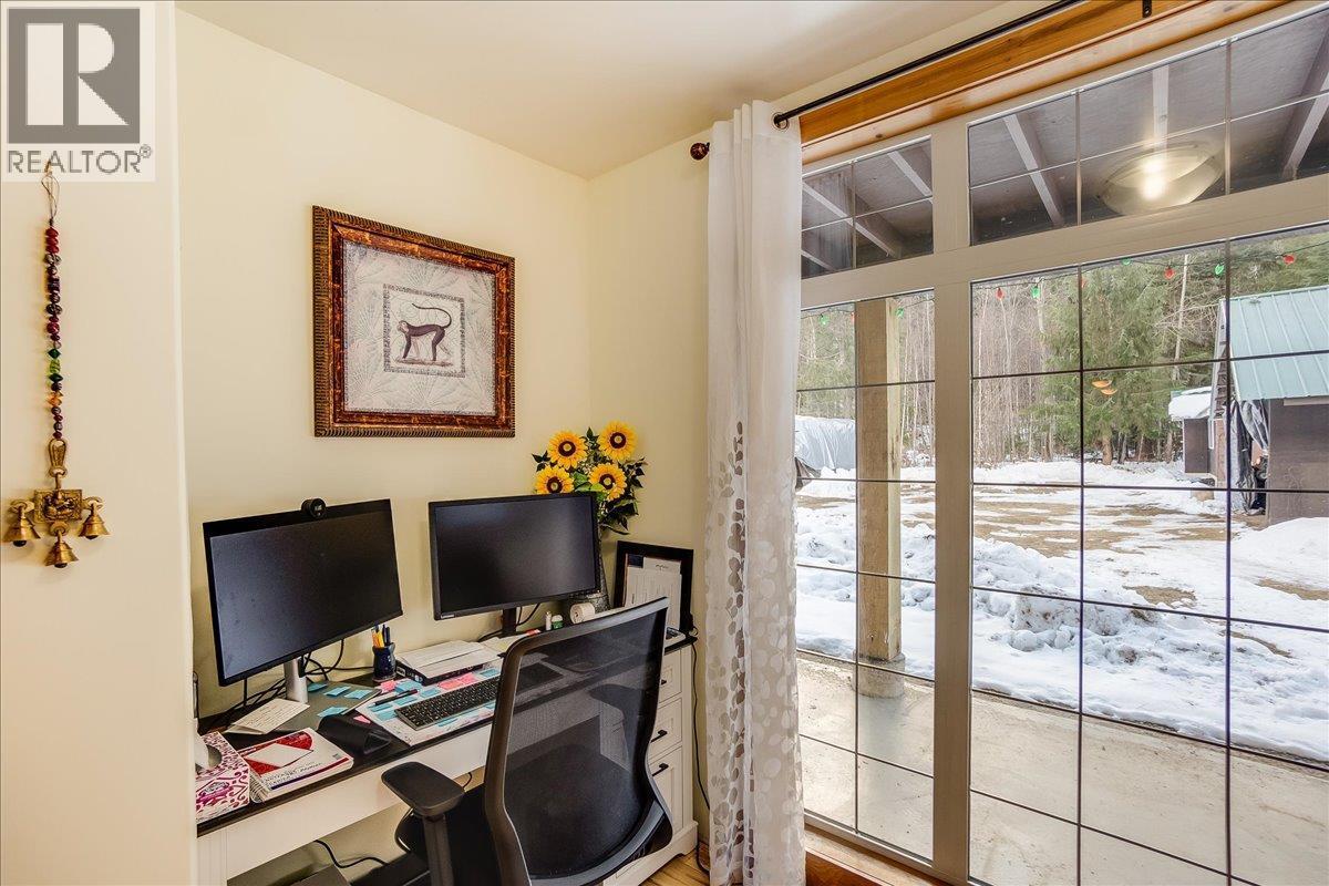 4453 Passmore Upper Road, Passmore, BC - Indoor Photo Showing Office