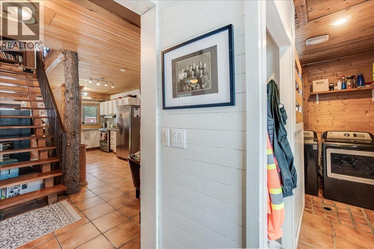 4453 Passmore Upper Road, Passmore, BC - Indoor Photo Showing Other Room