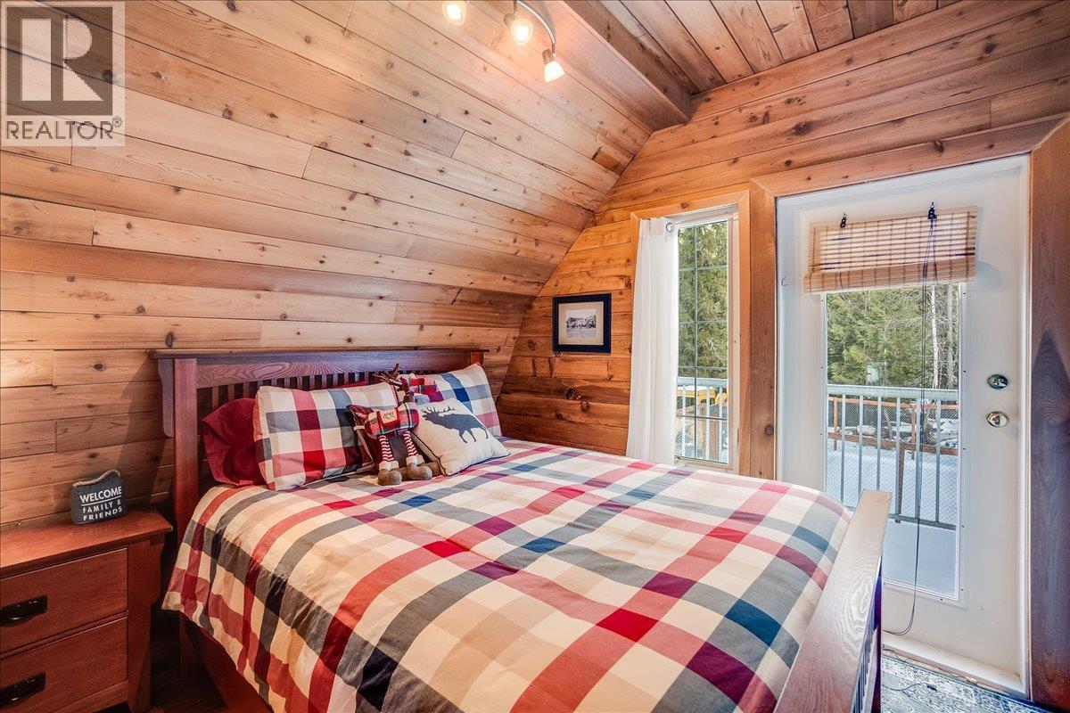 4453 Passmore Upper Road, Passmore, BC - Indoor Photo Showing Bedroom