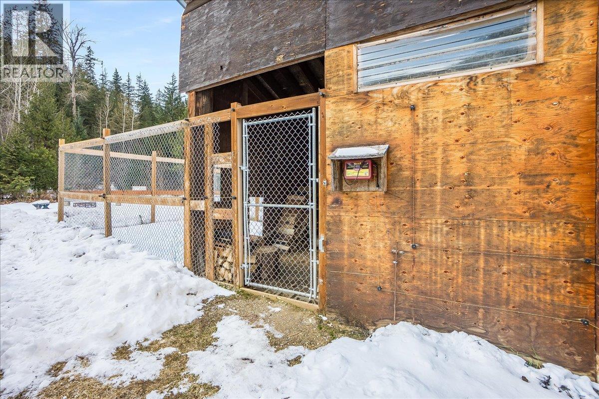 4453 Passmore Upper Road, Passmore, BC - Outdoor