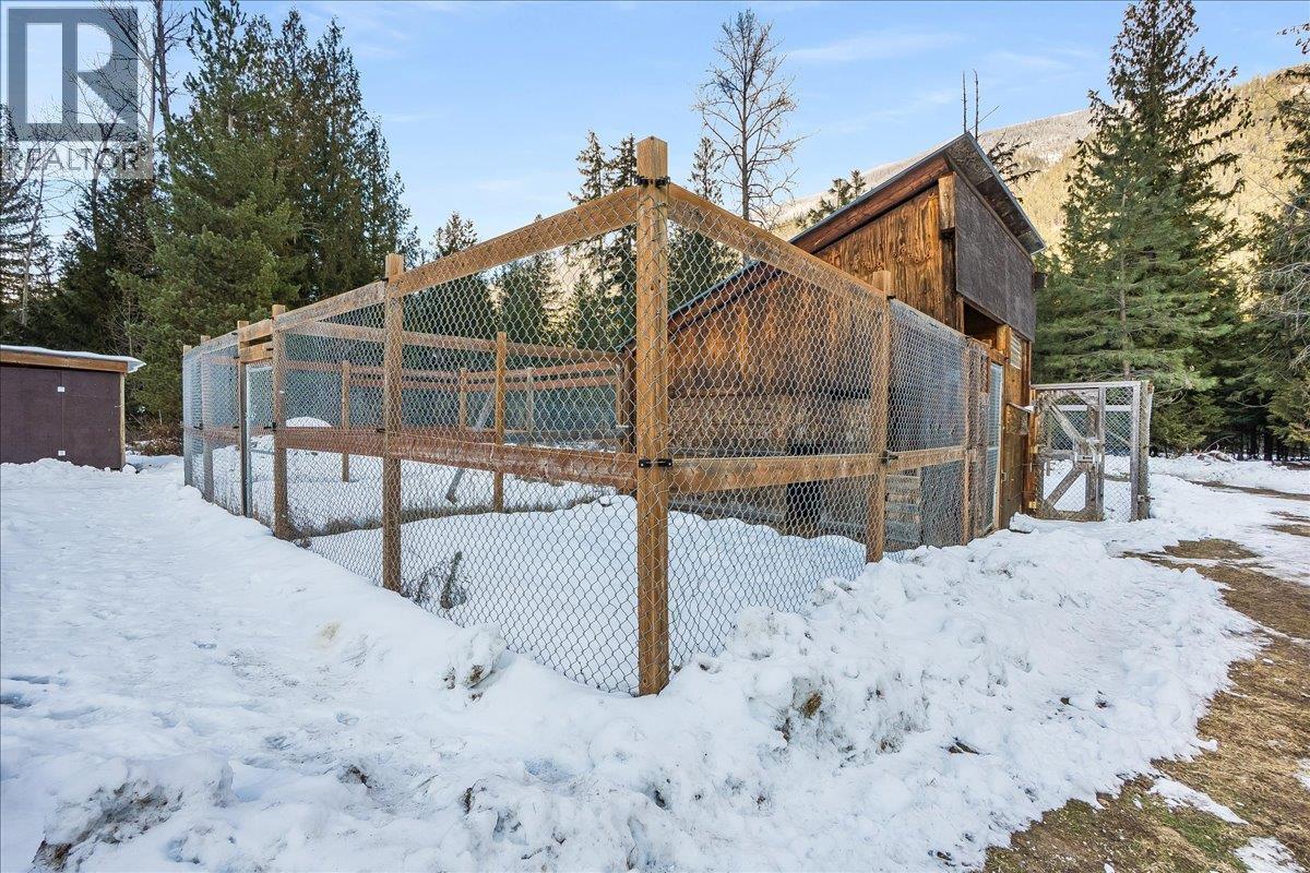 4453 Passmore Upper Road, Passmore, BC - Outdoor