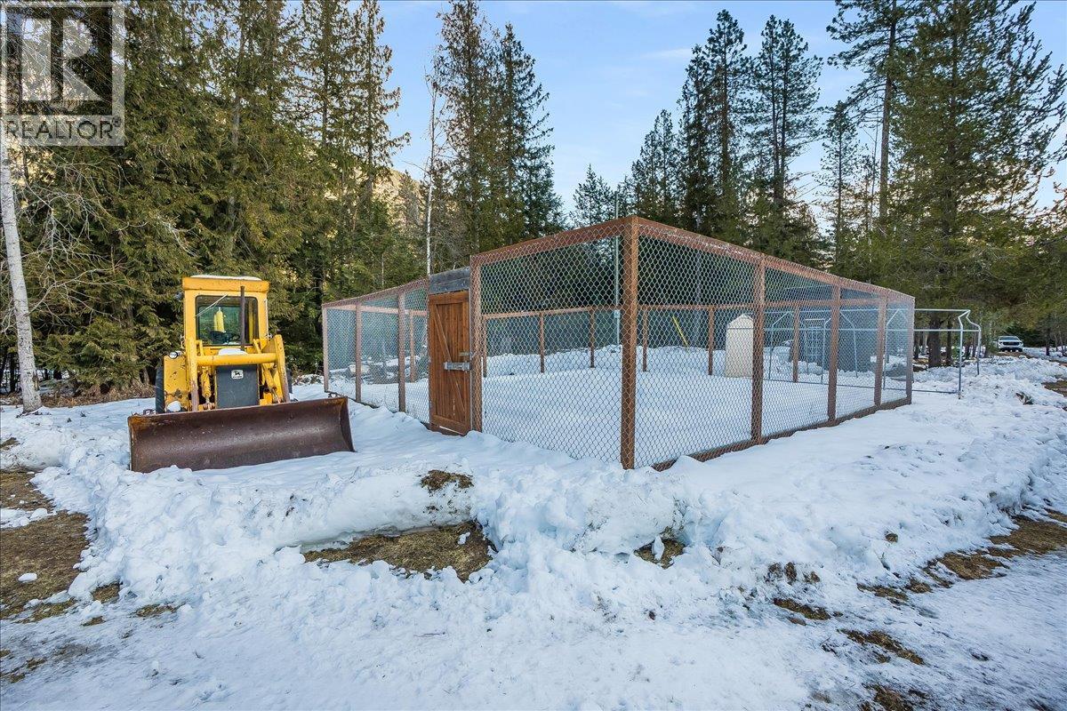 4453 Passmore Upper Road, Passmore, BC - Outdoor