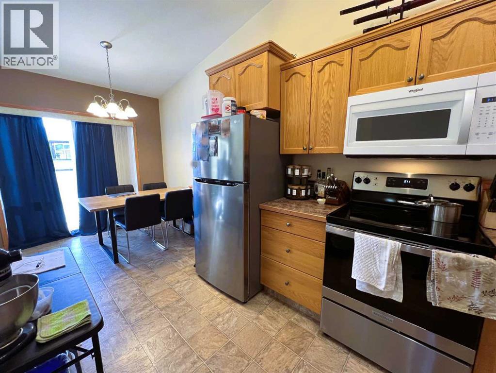 494 Hilton Crescent Ne, Medicine Hat, AB - Indoor Photo Showing Kitchen