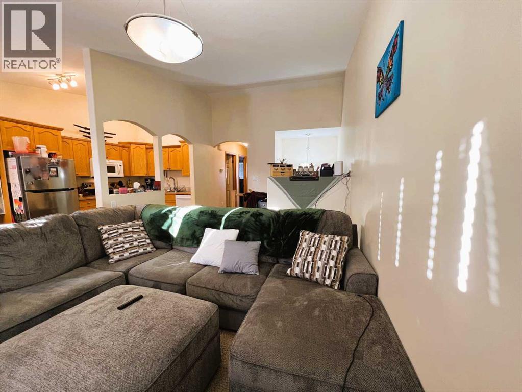 494 Hilton Crescent Ne, Medicine Hat, AB - Indoor Photo Showing Living Room