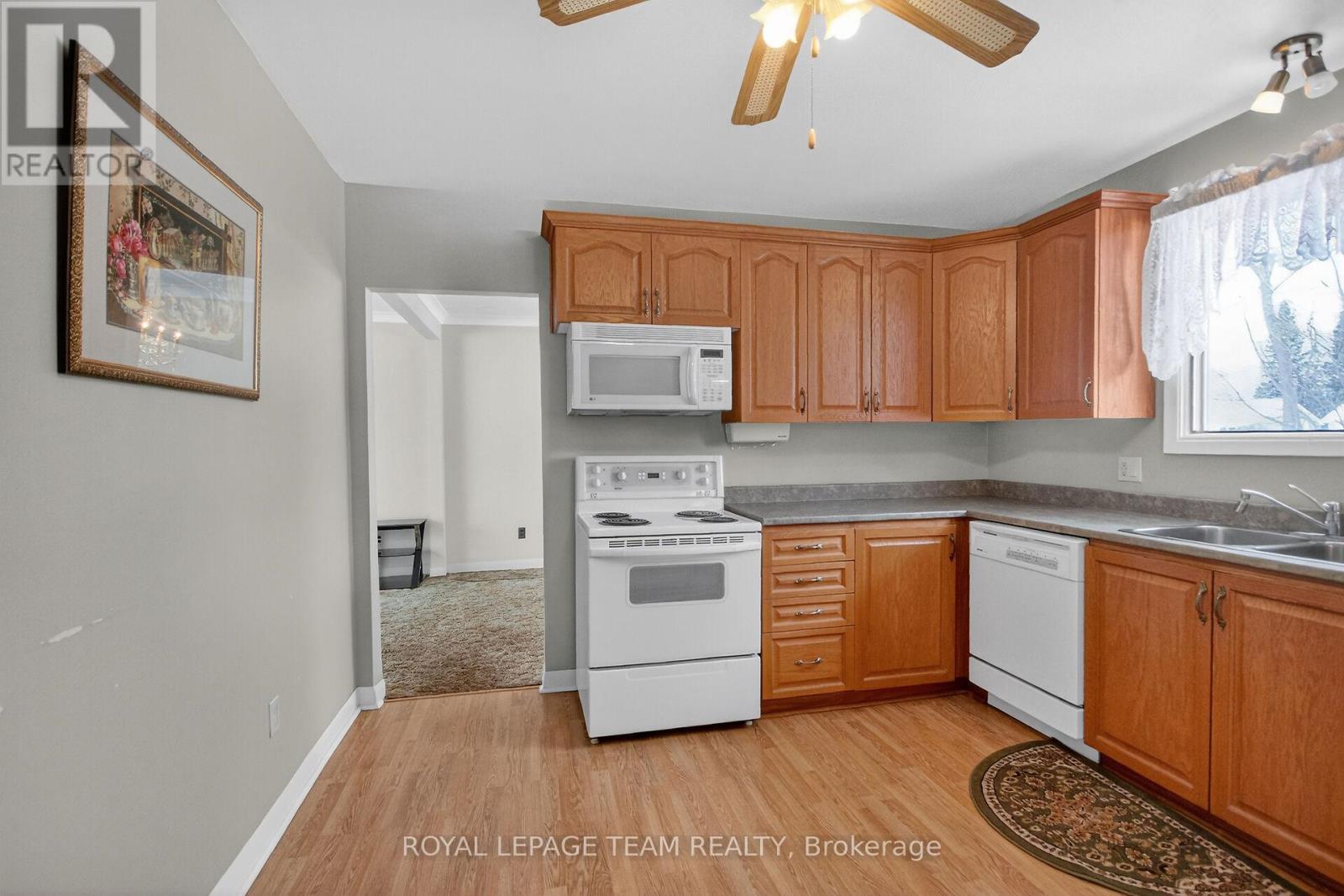 1494 Meadow Drive, Ottawa, ON - Indoor Photo Showing Kitchen With Double Sink