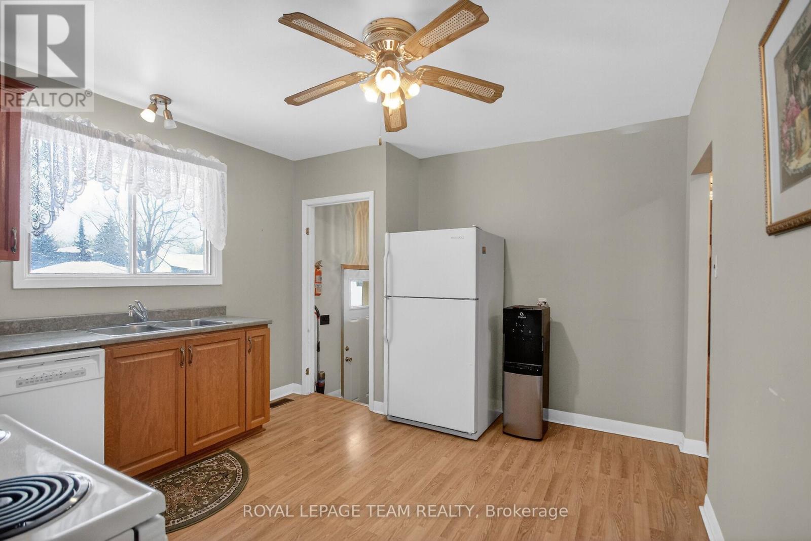 1494 Meadow Drive, Ottawa, ON - Indoor Photo Showing Kitchen With Double Sink