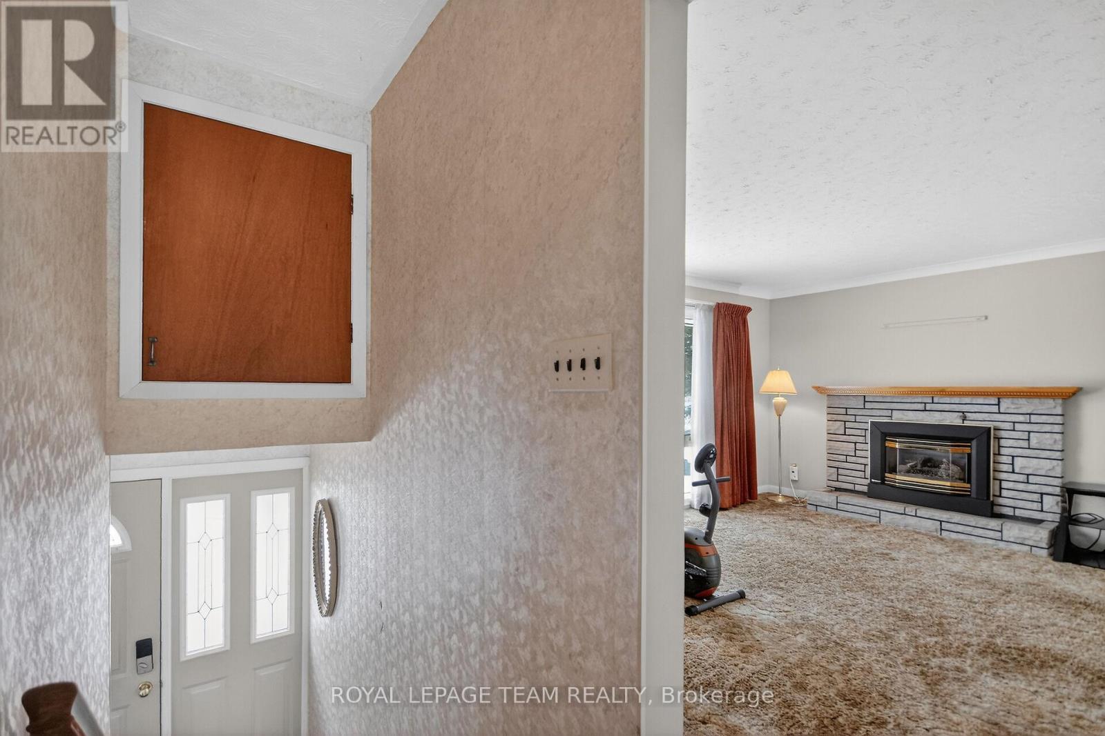 1494 Meadow Drive, Ottawa, ON - Indoor With Fireplace