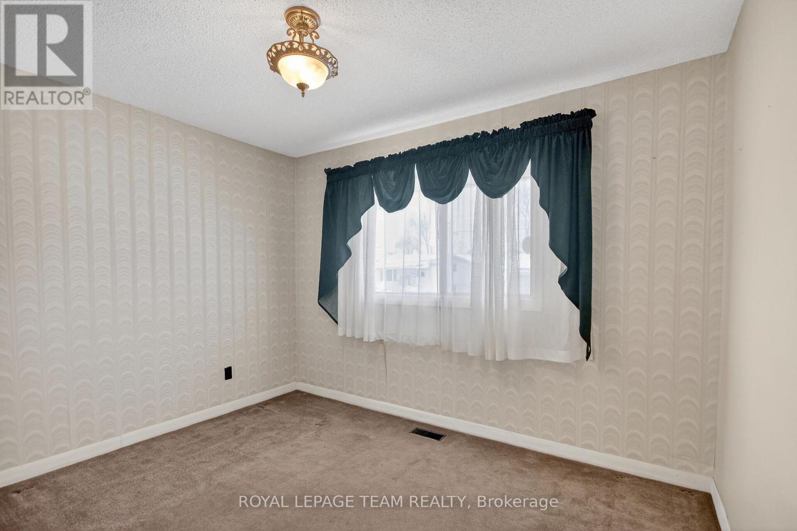 1494 Meadow Drive, Ottawa, ON - Indoor Photo Showing Other Room