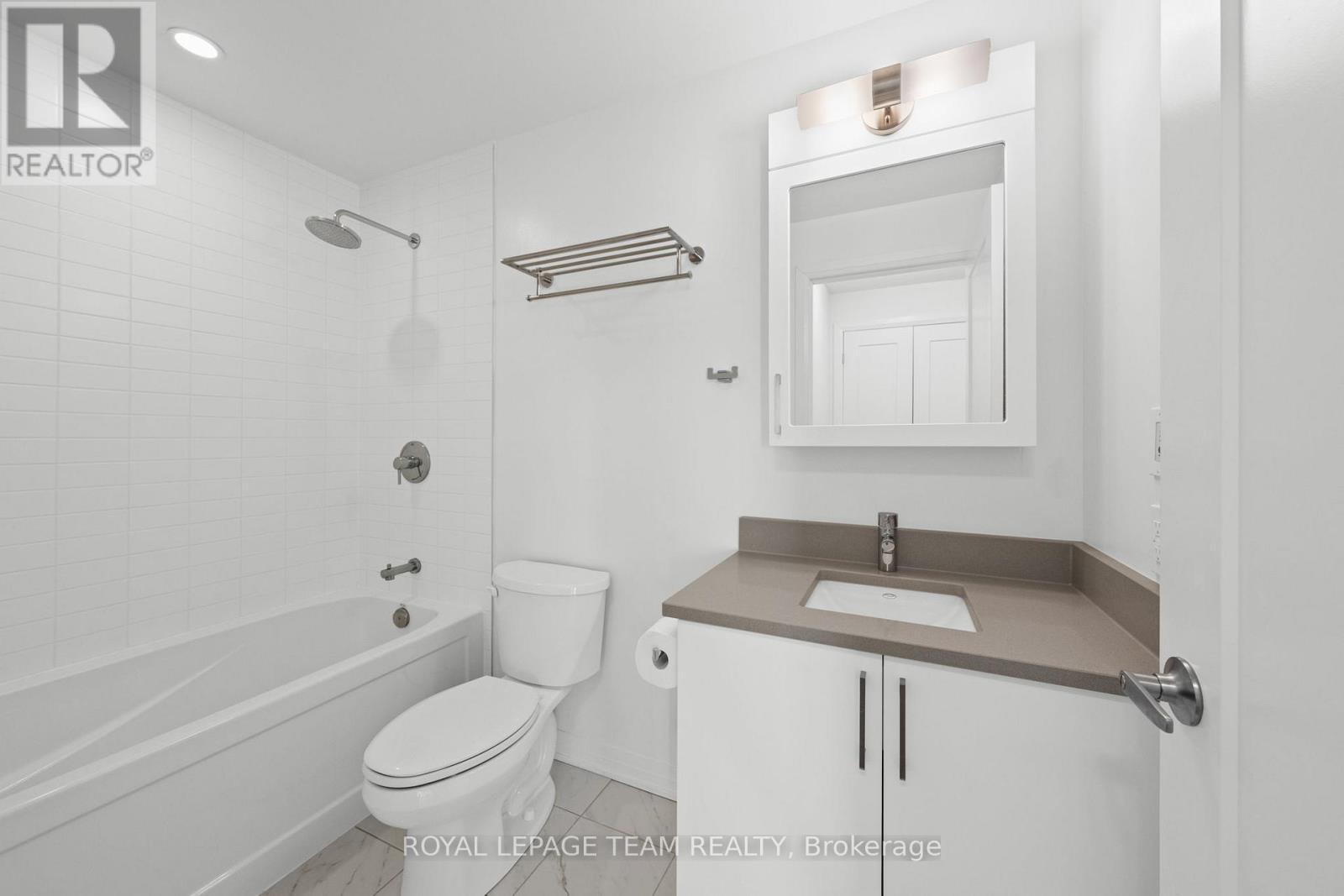 906 - 805 Carling Avenue, Ottawa, ON - Indoor Photo Showing Bathroom