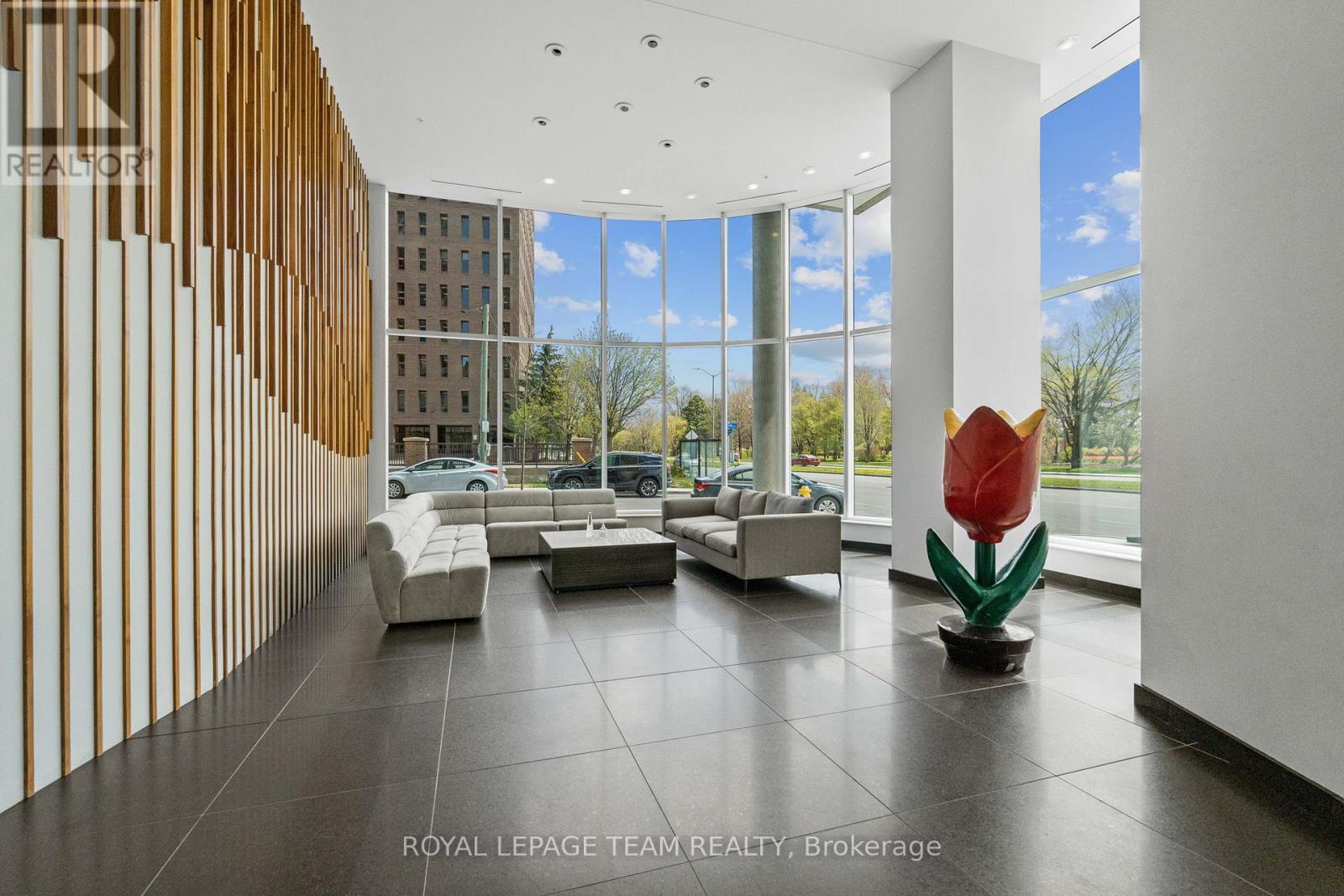 906 - 805 Carling Avenue, Ottawa, ON - Indoor