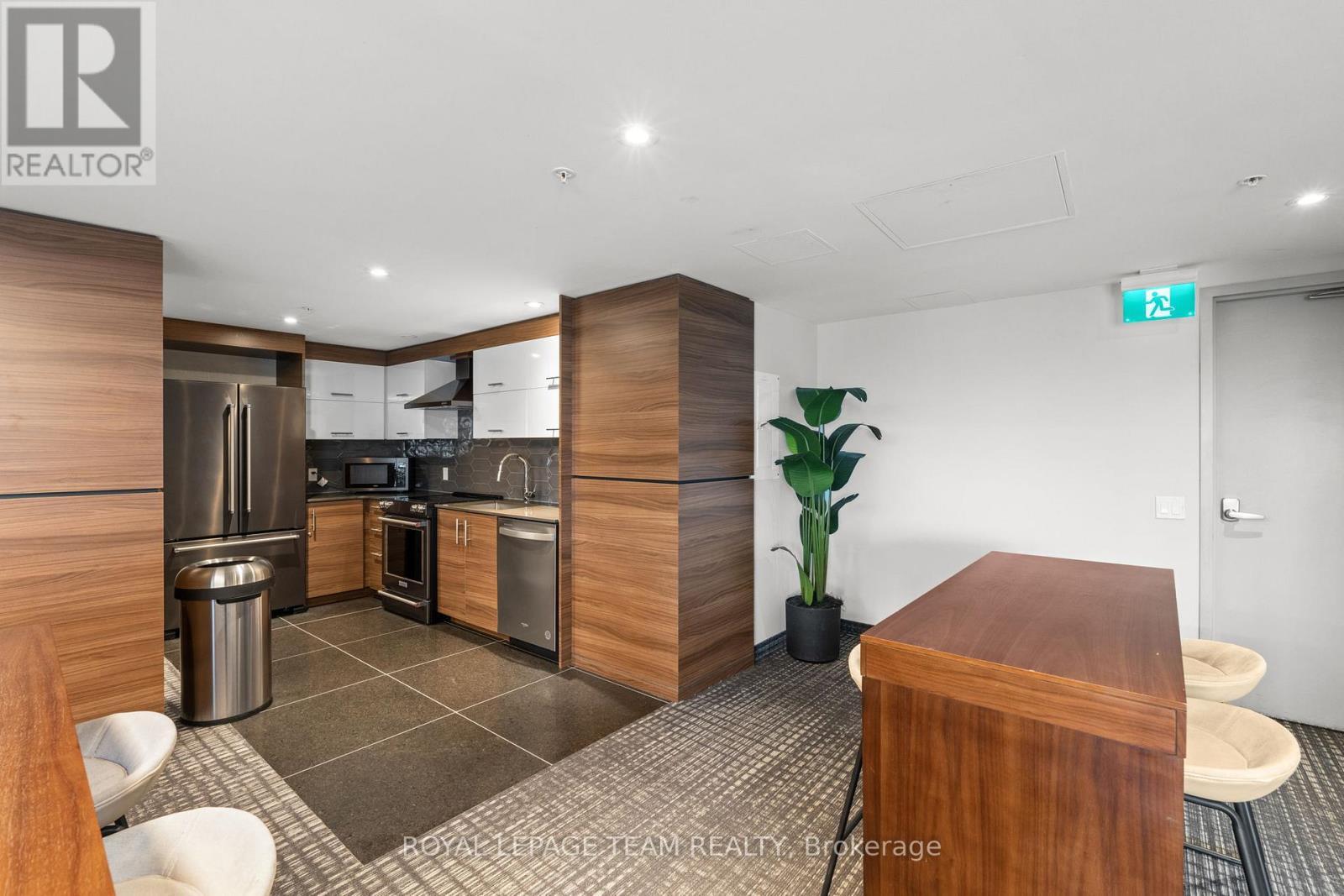 906 - 805 Carling Avenue, Ottawa, ON - Indoor Photo Showing Kitchen