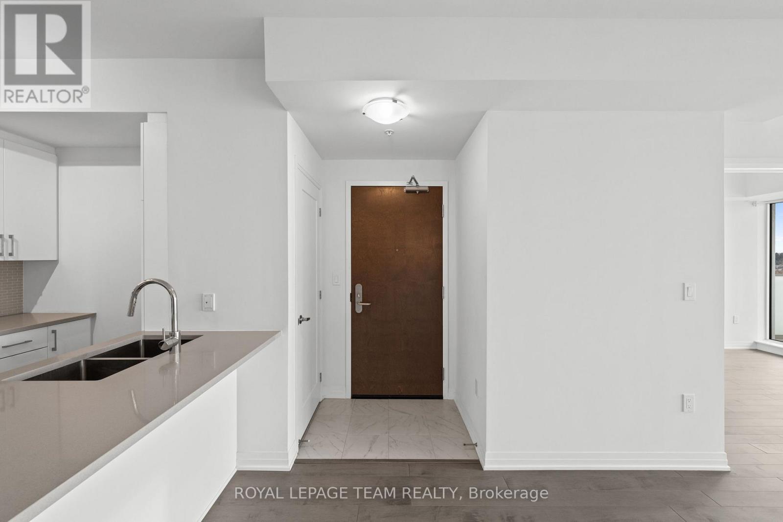 906 - 805 Carling Avenue, Ottawa, ON - Indoor Photo Showing Kitchen With Double Sink