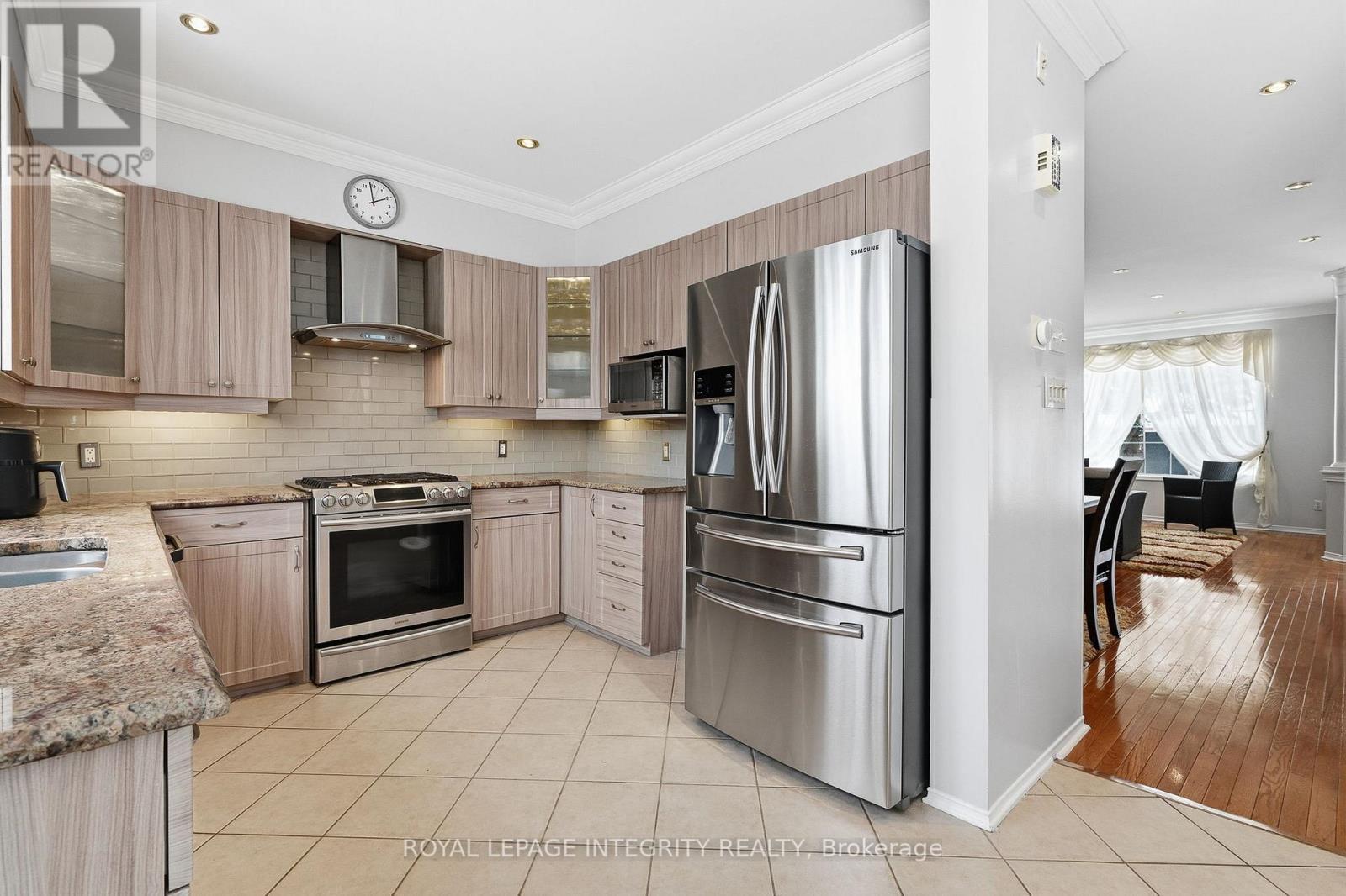2104 Sandy Oaks Drive, Ottawa, ON - Indoor Photo Showing Kitchen With Stainless Steel Kitchen