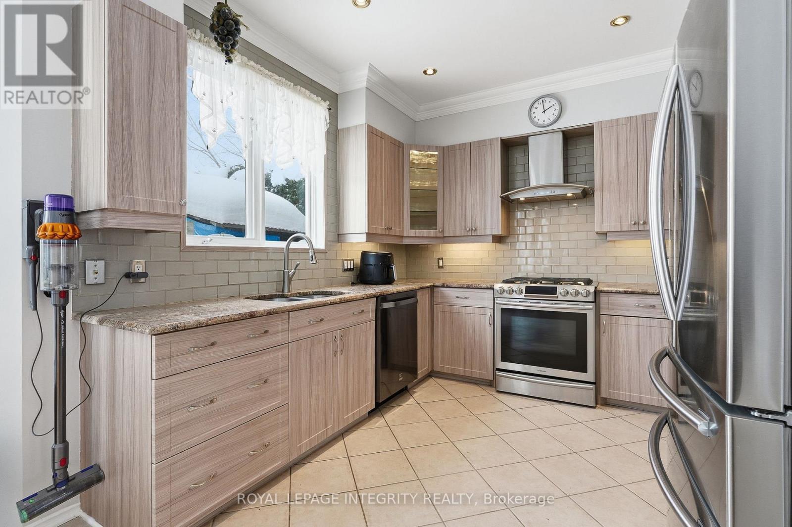 2104 Sandy Oaks Drive, Ottawa, ON - Indoor Photo Showing Kitchen With Stainless Steel Kitchen With Upgraded Kitchen