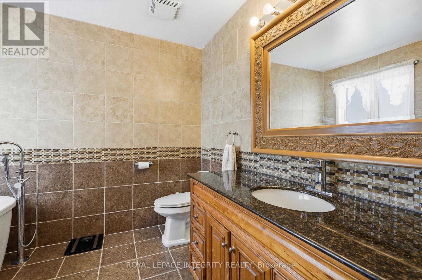 2104 Sandy Oaks Drive, Ottawa, ON - Indoor Photo Showing Bathroom